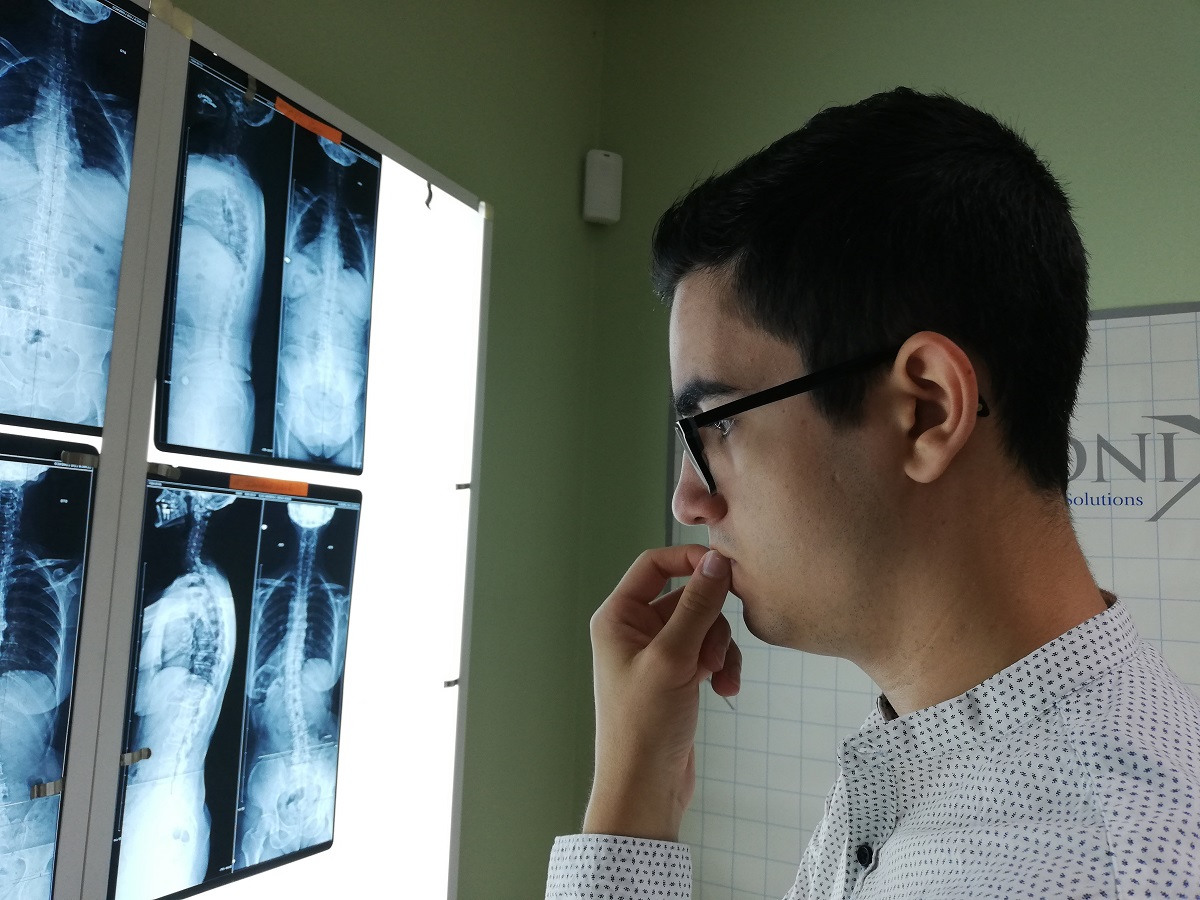 Dr. Fabricio a estudar um exame - Quanto custa um exame quiroprático Dr. Fabricio a estudar um exame - Quanto custa um exame quiroprático